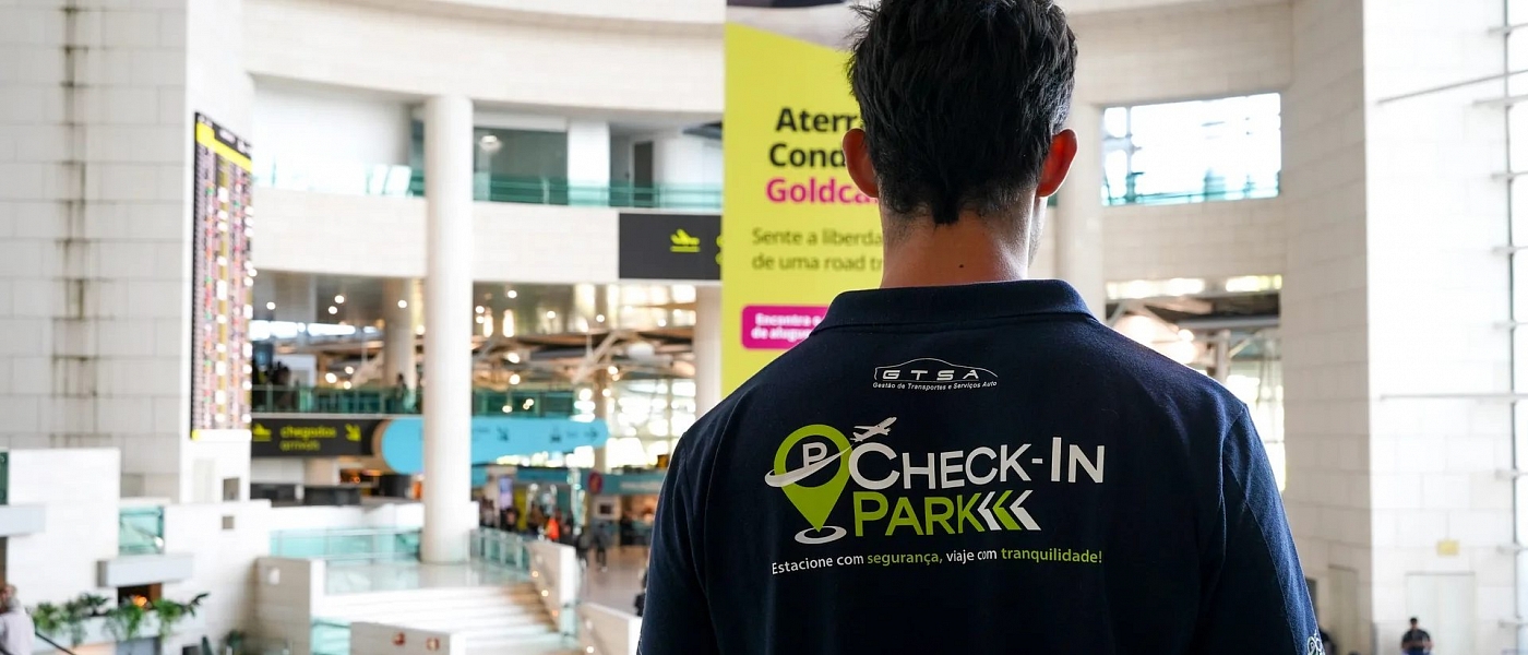 Colaborador do Check-in Park dentro do terminal do Aeroporto de Lisboa