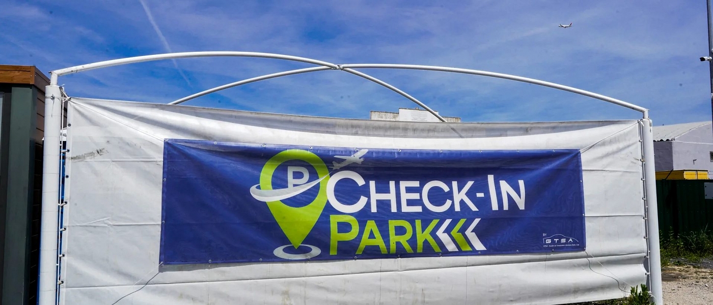 Pancarta de Check-in Park en la entrada del aparcamiento