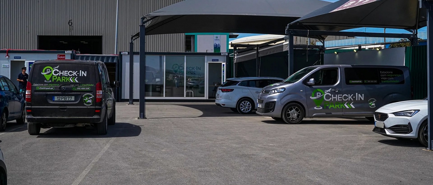 Aparcamiento privado de Check-in Park, con las furgonetas de traslado