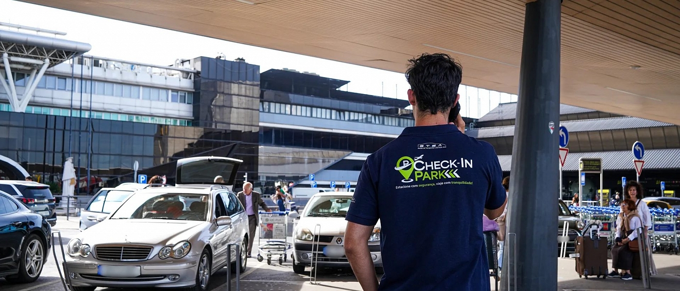 Colaborador do Check-in Park na zona de recolha do Aeroporto de Lisboa