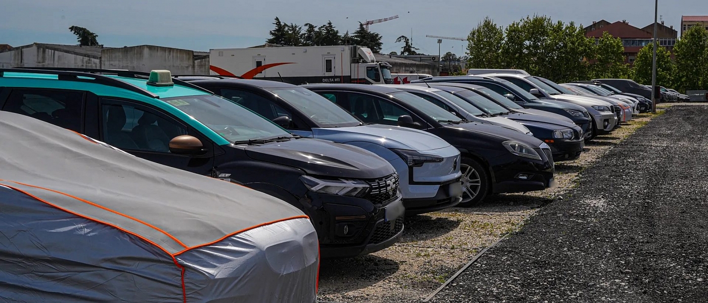 Viaturas estacionadas no parque privado do Check-in Park