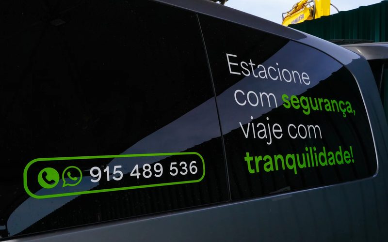 Ventana de la furgoneta de Check-in Park con el tel&eacute;fono 915 489 536