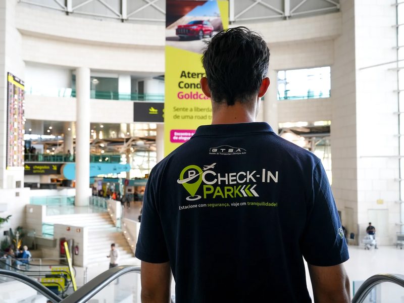 Empleado de Check-in Park dentro de la terminal del Aeropuerto de Lisboa