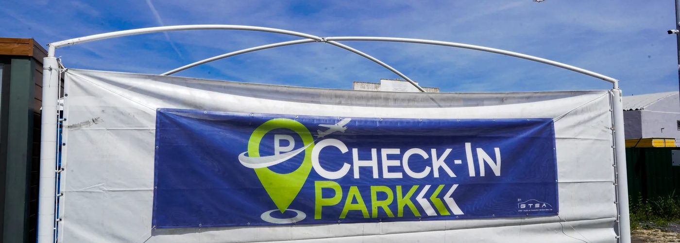 Pancarta de Check-in Park en la entrada del aparcamiento