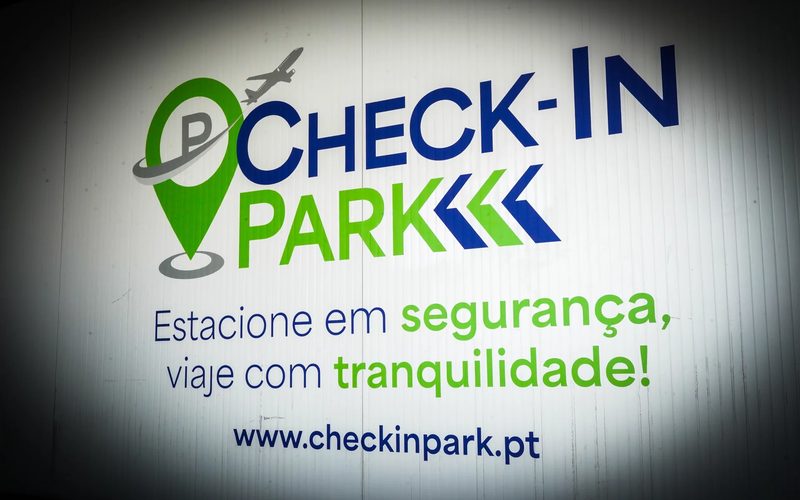 Logotipo iluminado de Check-in Park: aparque seguro, viaje tranquilo