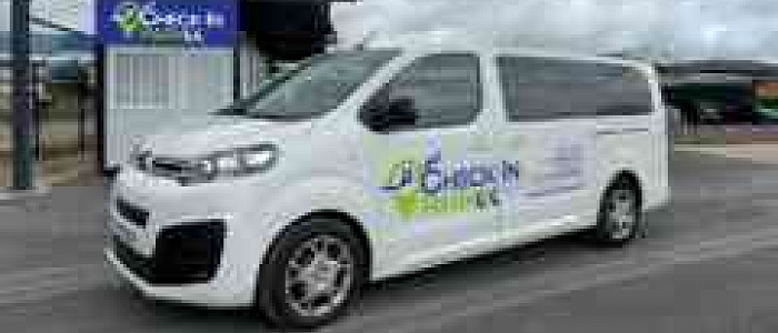 Carrinha de transfer do Check-in Park junto ao abrigo da entrada