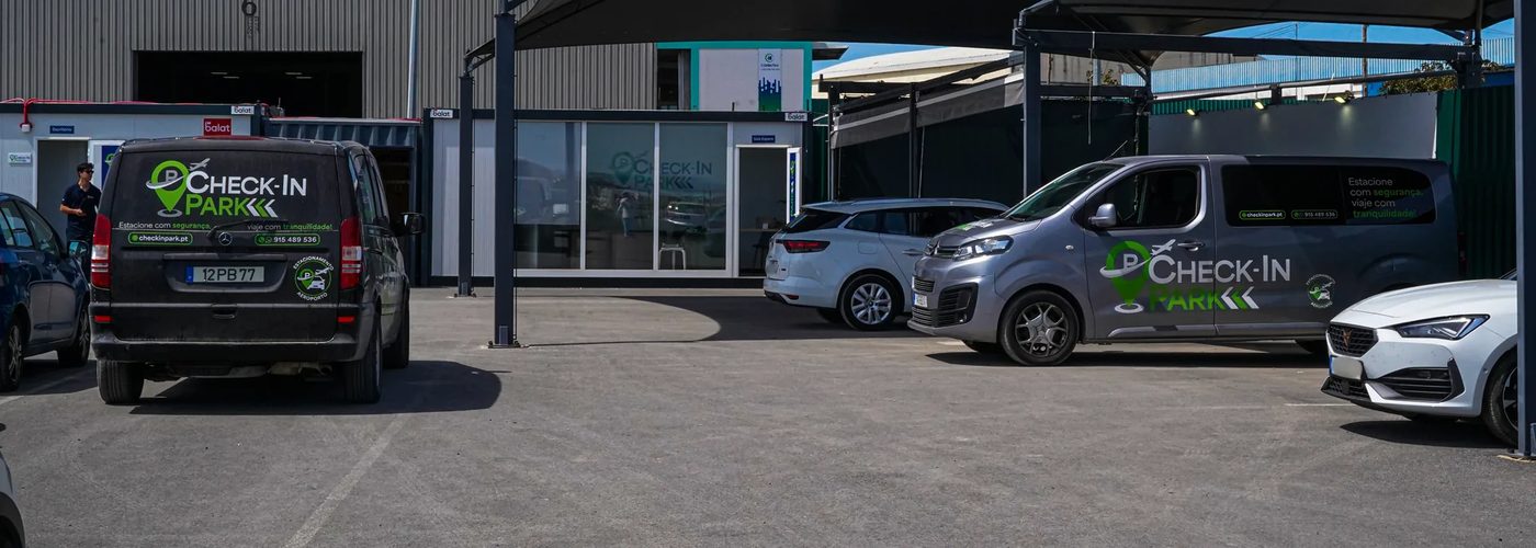 Aparcamiento privado de Check-in Park, con las furgonetas de traslado