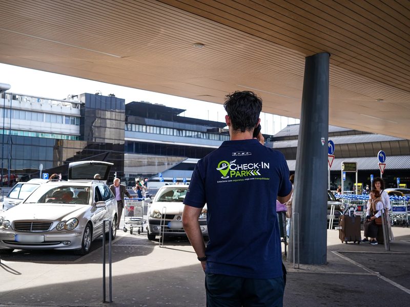 Colaborador do Check-in Park na zona de recolha do Aeroporto de Lisboa