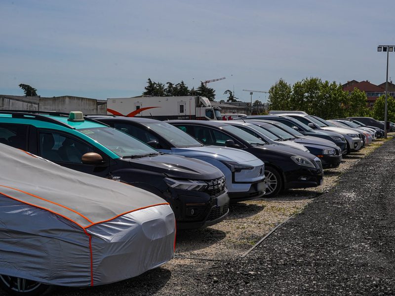 Viaturas estacionadas no parque privado do Check-in Park