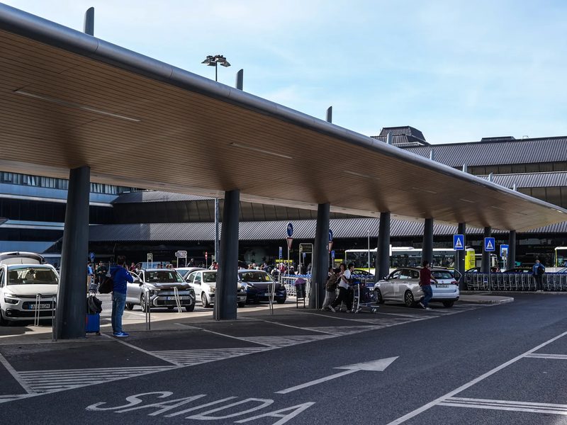 Pickup area next to the Lisbon Airport terminal